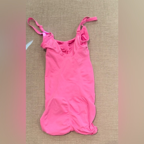 SKIMS Seamless Sculpting Bodysuit
Bright Pink Size Small/Medium - Picture 3 of 4